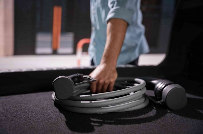 CARGADOR Y CABLES INCLUIDOS.