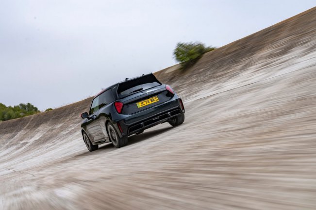 <p>MINI JCW Eléctrico en pista</p>