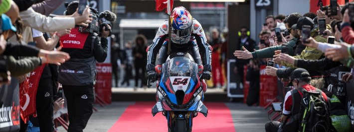 Otra victoria y podio para Toprak Razgatlioglu y la BMW M 1000 RR en WorldSBK en Barcelona.
