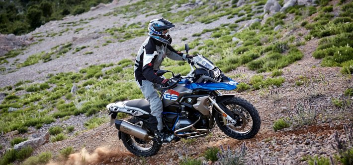 <p>Moteros BMW reunidos en sus motocicletas.</p>
