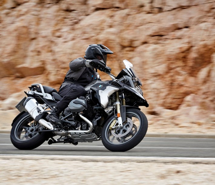 <p>Moteros BMW reunidos en sus motocicletas.</p>