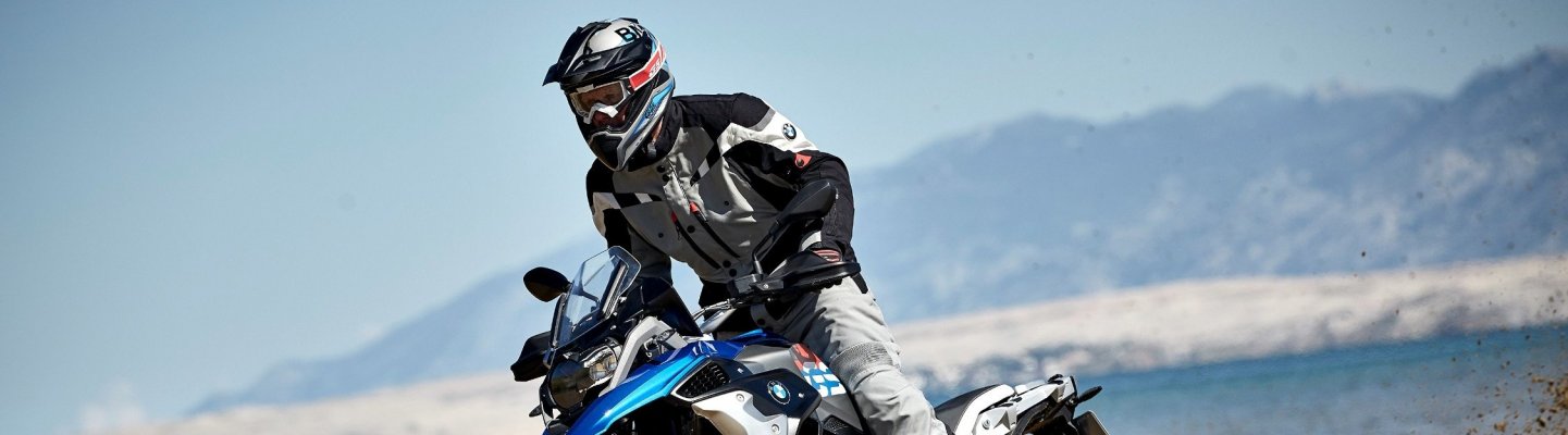 <p>Moteros BMW reunidos en sus motocicletas.</p>