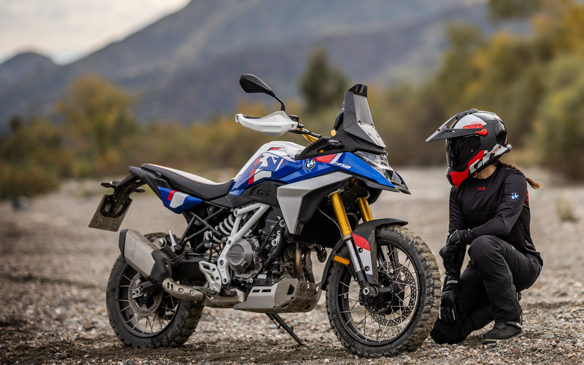 BMW Motorrad F 450 GS – dos personas con cascos junto a la moto